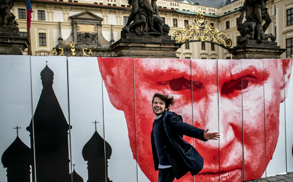 Με υβριδικές επιθέσεις η Ρωσία δοκιμάζει το ΝΑΤΟ