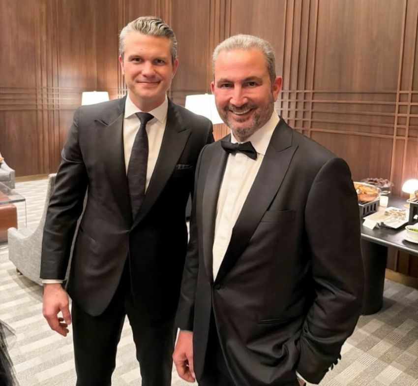 Ο Peter Hegseth - Secretary of Defense με Αλεξανδρο Εξάρχου στο Kennedy Center © Hellas Journal