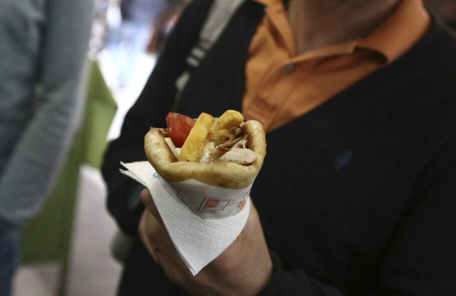 Σουβλάκι: Πού κοστίζει 6,50 ευρώ