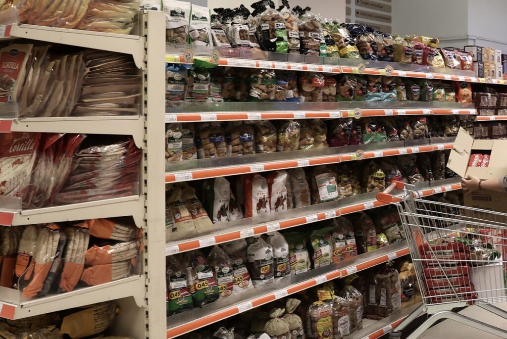 Εορταστικό ωράριο Χριστουγέννων 2025: Τι ώρα κλείνουν τα σούπερ μάρκετ το Σάββατο