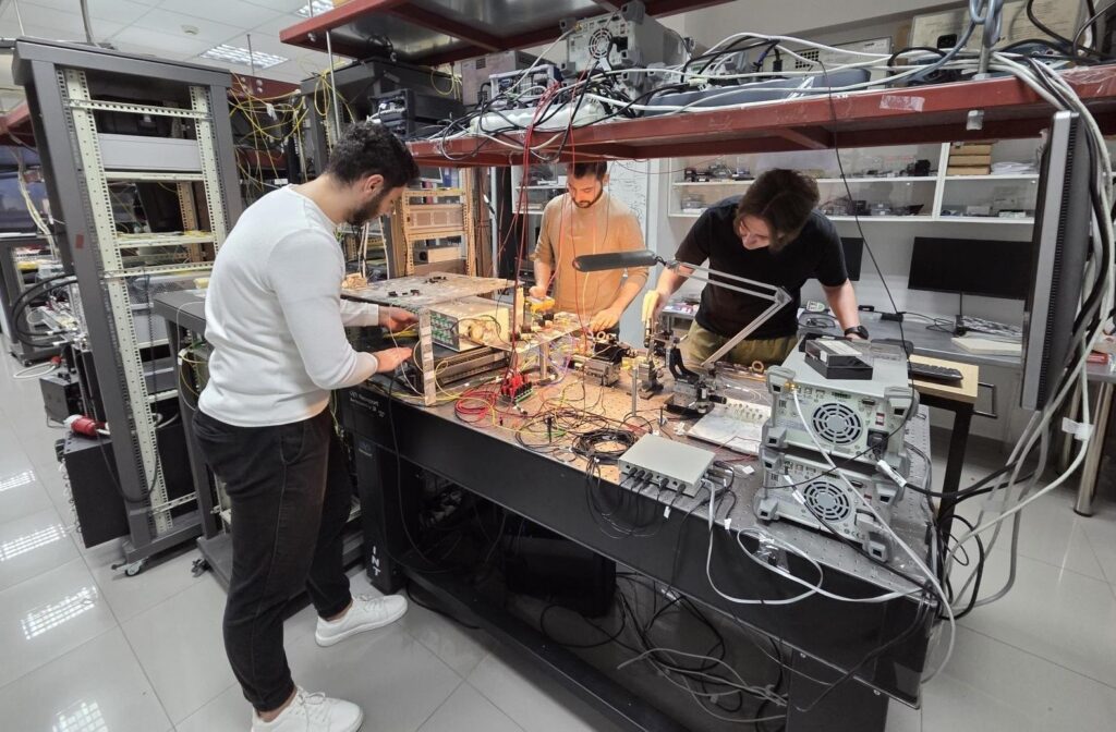 Από το ΑΠΘ και με ελληνική σφραγίδα ο ταχύτερος φωτονικός επεξεργαστής Τεχνητής Νοημοσύνης του κόσμου