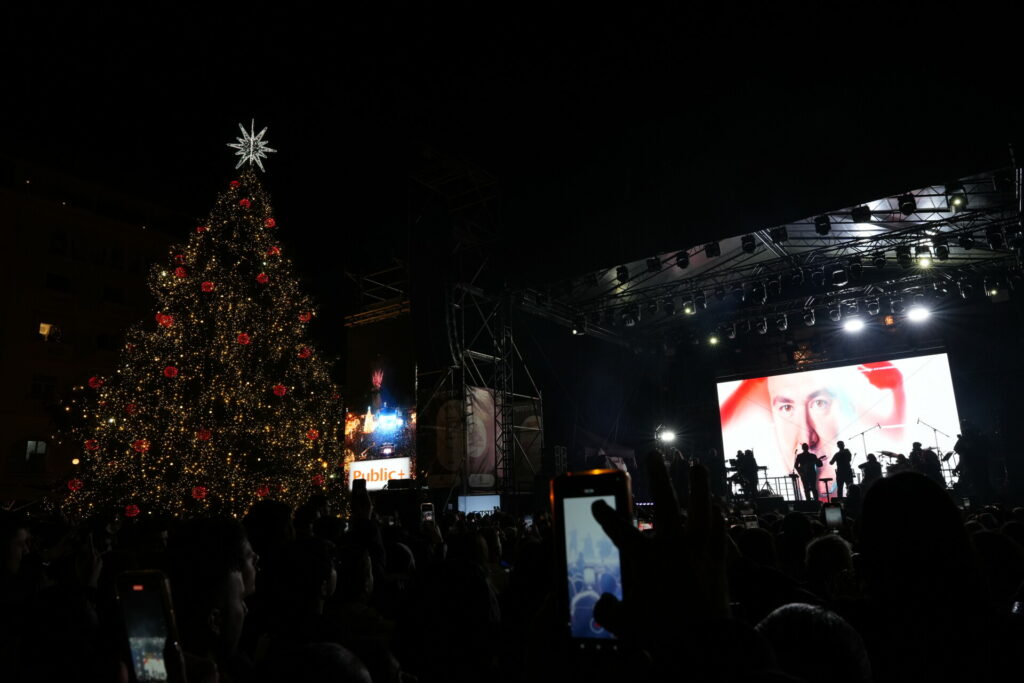 Live η συναυλία του Αντώνη Ρέμου, για τη φωταγώγηση του χριστουγεννιάτικου δέντρου στη Θεσσαλονίκη, με χορηγία της Next Step Media