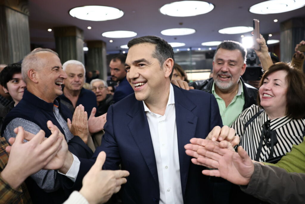 Live η παρουσίαση του βιβλίου του Τσίπρα “Ιθάκη”, ο ΣΥΡΙΖΑ δίνει το “παρών”