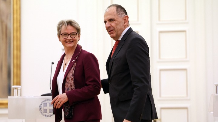 Την κινητοποίηση των παγωμένων ρωσικών assets συζήτησαν οι ΥΠΕΞ Ελλάδας-Βρετανίας