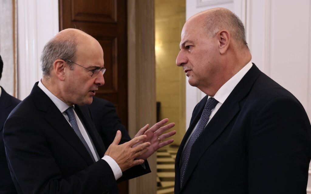 H μετακόμιση υπουργού σε έπαυλη στο Ψυχικό, το “καπέλωμα” του Τσιάρα από τον Χατζηδάκη, η πρόταση της Πειραιώς για εξαγορά της Euroxx και ο προστατευόμενος μάρτυρας για τα υδρόμετρα