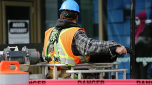 Παρατήστε τα βιβλία και πιάστε το γαλλικό κλειδί. Η τεχνητή νοημοσύνη ούτε που θα σας αγγίξει