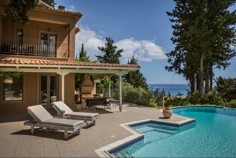 Ξενοδοχειακές επενδύσεις Κουμουδού: Οι εμπλοκές και το τεστ της περιβαλλοντικής νομιμότητας