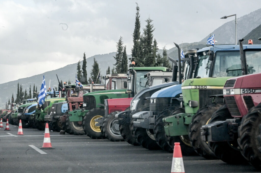 Σε θέση μάχη οι αγρότες, εν αναμονή των κυβερνητικών μέτρων