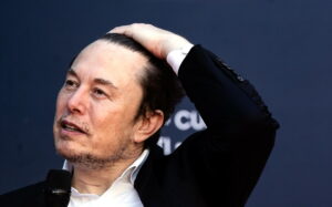 Κόντρα Μασκ-Βρετανίας για το Grok και κατηγορίες περί “φασισμού”