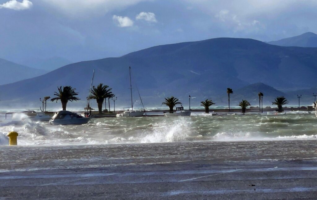Καιρός: 8 μποφόρ με βροχές και καταιγίδες σε πολλές περιοχές της χώρας