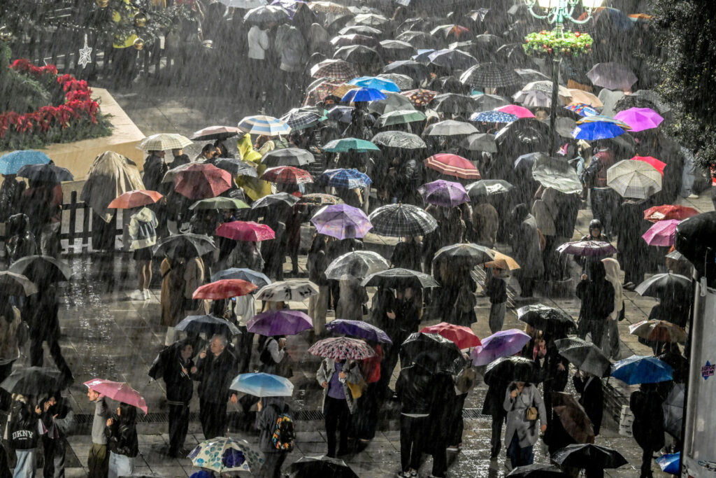 Καιρός: Κόκκινη προειδοποίηση από ΕΜΥ για επικίνδυνα φαινόμενα