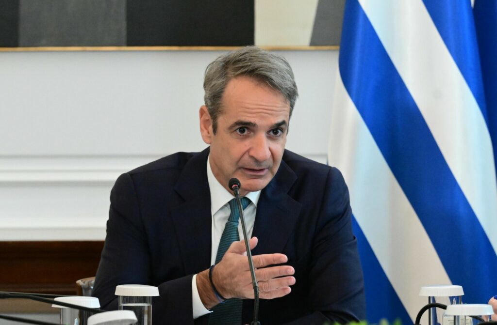 Οι όροι Μητσοτάκη προς τους αγρότες, η ψυχραιμία του Χρυσοχοΐδη, η διπλή ανάγνωση των δημοσκοπήσεων και η αγωνία στην Τράπεζα Πειραιώς 