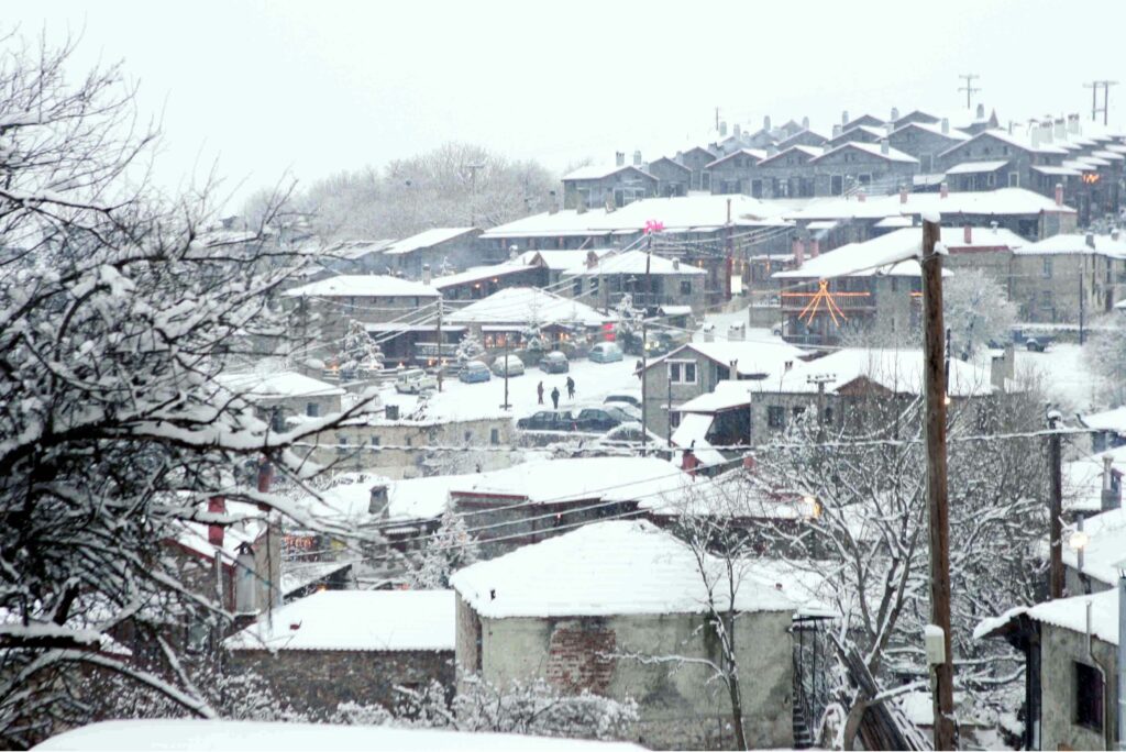 Παλαιός Άγιος Αθανάσιος: Πέτρινα παλάτια πωλούνται προς 1.000 ευρώ/τ.μ., στην Αράχωβα της Μακεδονίας