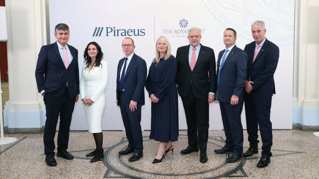 Το Βασιλικό Νομισματοκοπείο (The Royal Mint) και η Πειραιώς παρουσίασαν τη Χρυσή Λίρα με το ελληνικό ιδιόσημο “ΕΛ”