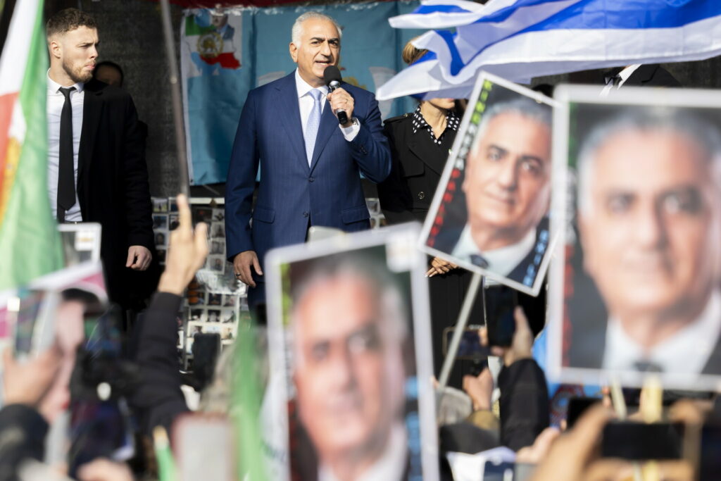 Deutsche Welle: “Επιστρέφει” ο Σάχης της Περσίας