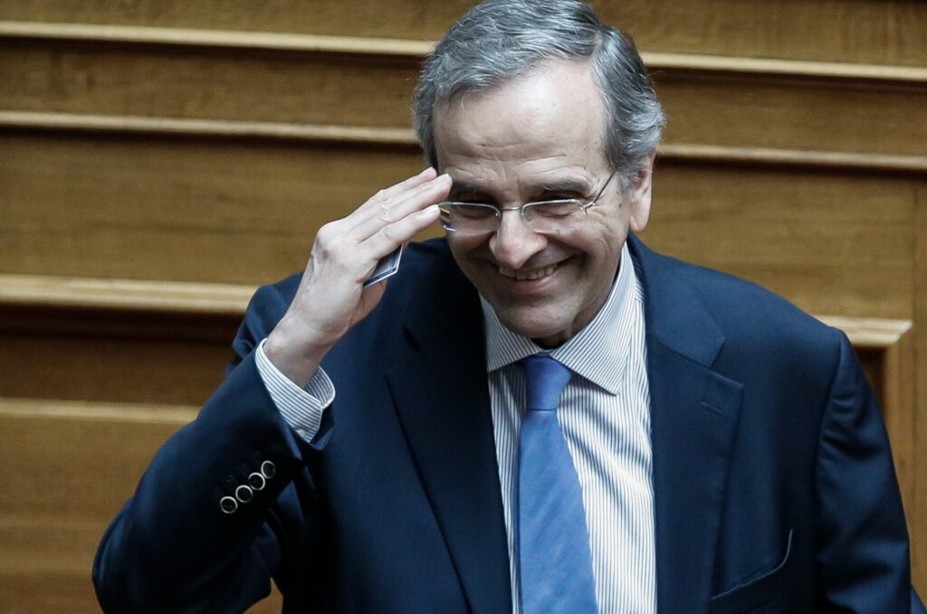 Το σχέδιο Μητσοτάκη να εκθέσει το ΠΑΣΟΚ στους Κεντρώους ψηφοφόρους με όχημα την αναθεώρηση του Συντάγματος και η παράμετρος που ζυγίζει ο Σαμαράς πριν κάνει την κίνηση για νέο κόμμα