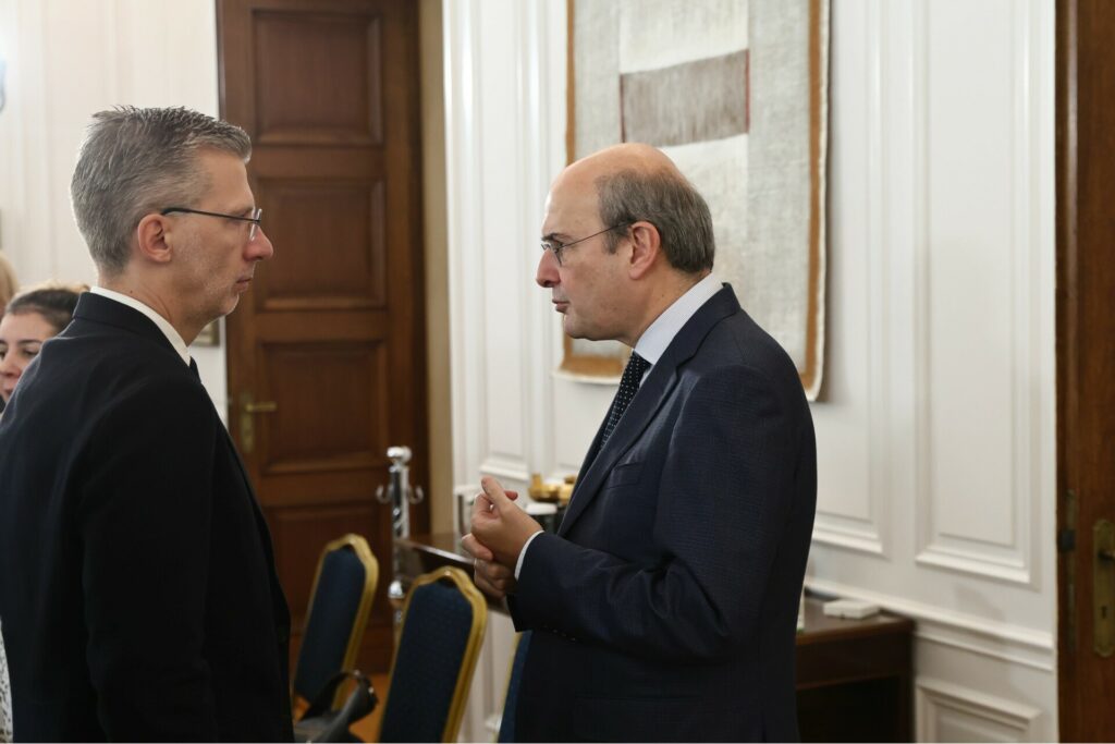 LIVE η παρουσίαση των κυβερνητικών σχεδίων για το 2026 από Χατζηδάκη – Σκέρτσο