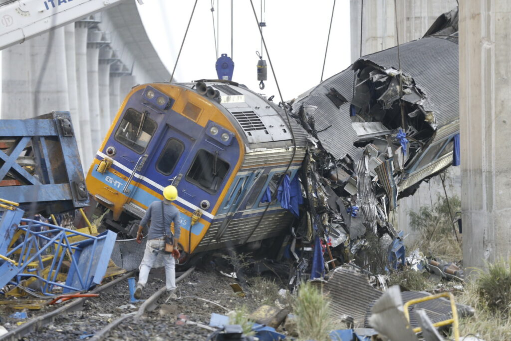 Τραγωδία στην Ταϊλάνδη: 32 νεκροί από την κατάρρευση γερανού πάνω σε τρένο