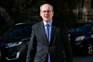 Το κυνήγι των ανεμόμυλων από τον Χατζηδάκη, η γκάφα ολκής του Φλωρίδη, το χαρακίρι του Ανδρουλάκη και η επίσπευση του έργου στον Κηφισό