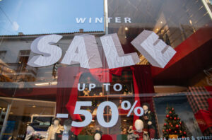 Χειμερινές εκπτώσεις 2026: Τι ώρα κλείνουν τα καταστήματα την Κυριακή