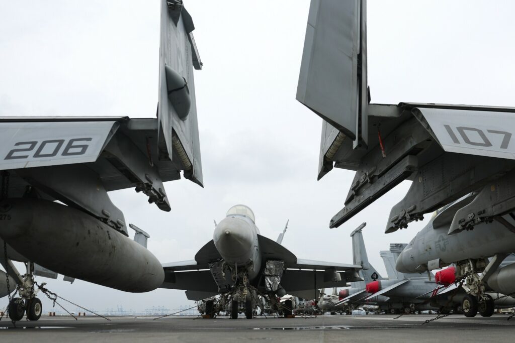 Ο Τραμπ σφίγγει εκ νέου τον αμερικανικό κλοιό στο Ιράν, στέλνει στρατό