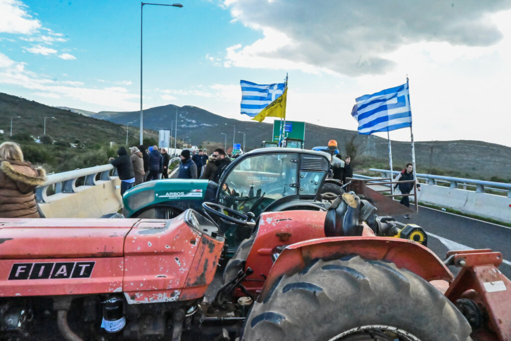 Αγρότες: Κλιμάκωση με 48ωρα μπλόκα σε εθνικές οδούς και τελωνεία