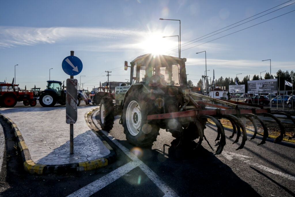 Νίκαια: Βανδάλισαν τα τρακτέρ αγροτών που συναντήθηκαν με τον Μητσοτάκη