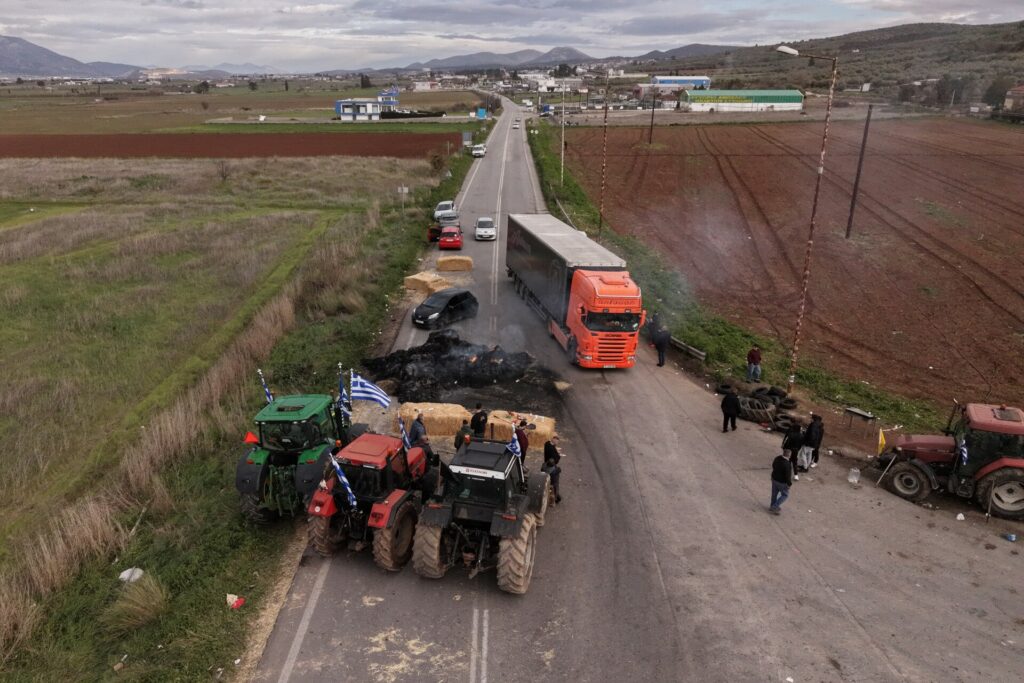 Αγρότες: Εξετάζουν κάθοδο στην Αθήνα την Τρίτη