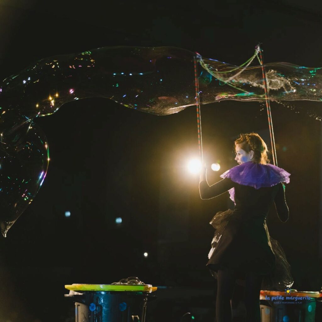 Bubble Performance από τους Κοσμοναύτες στις Ημέρες ART/TECH από την Cosmote Telekom