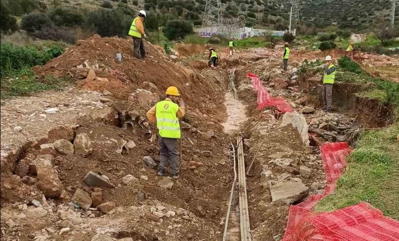 Συνεργεία του ΔΕΔΔΗΕ αποκαθιστούν τις ζημιές στον δήμο Γλυφάδας