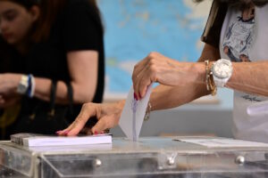 Αναποφάσιστοι: Η πιο δύσκολη εξίσωση για τα κόμματα