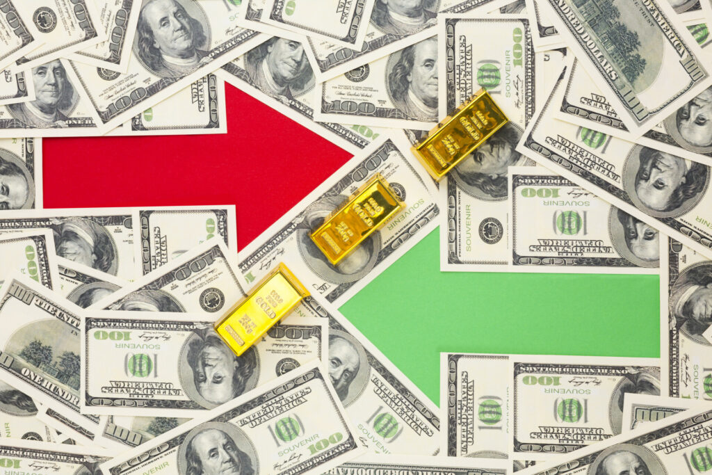 Ο χρυσός έσπασε το φράγμα των 5.000 δολαρίων, εν μέσω περιδίνησης του δολαρίου