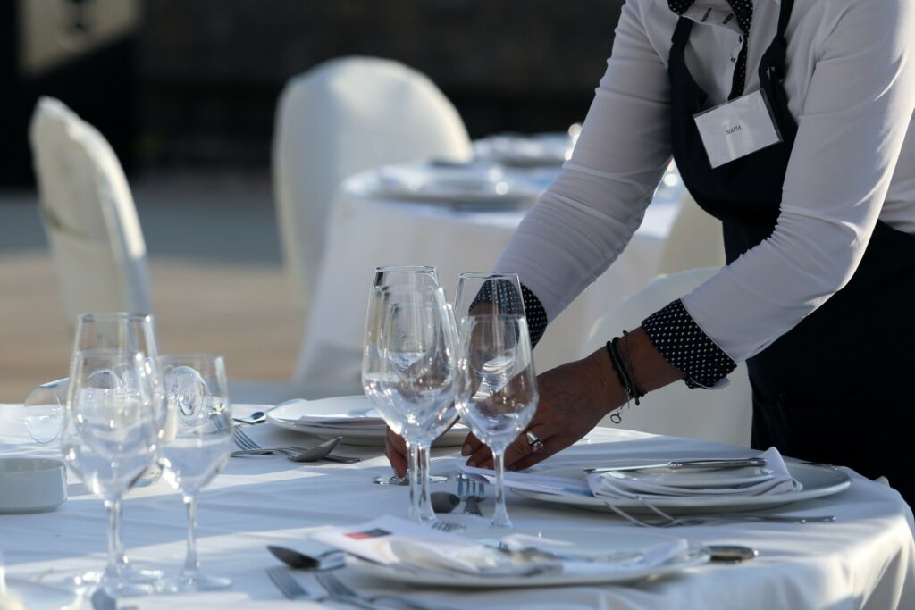 Εστίαση: Πού σκοντάφτει η κλαδική σύμβαση για 450.000 εργαζόμενους, το plan B των εργοδοτών