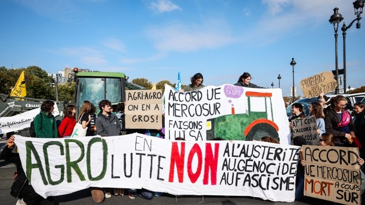 Στον Πύργο του Άιφελ με τρακτέρ διαδηλώνουν οι Γάλλοι αγρότες