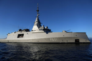 Τις φρεγάτες “Κίμων”, “Ψαρά” και δύο F-16 στέλνει στην Κύπρο η Ελλάδα – Απειλεί με εκτόξευση πυραύλων το Ιράν