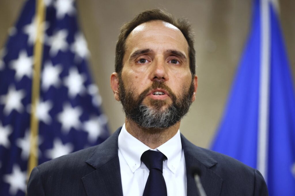 Πρώην εισαγγελέας Tζακ Σμιθ: “O Τραμπ επιχείρησε να ανατρέψει το αποτέλεσμα των εκλογών του 2020”