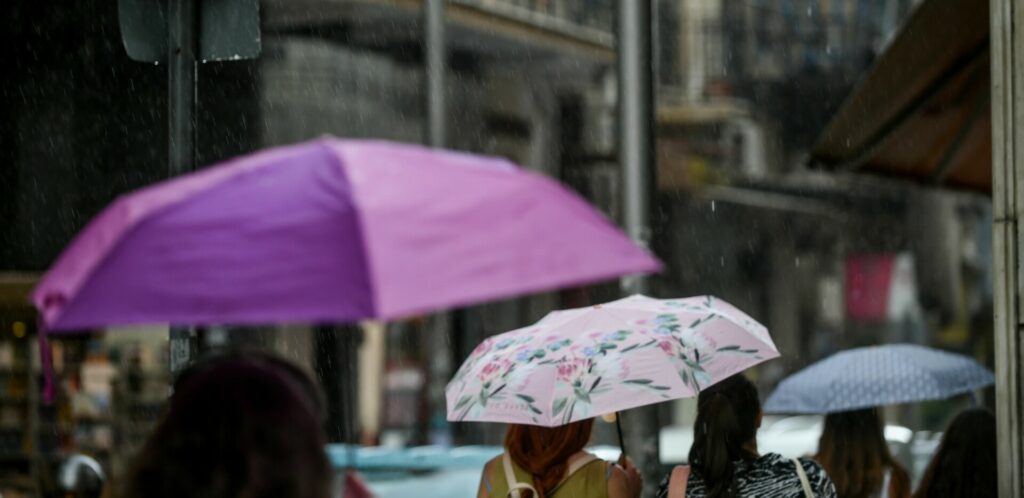 Καιρός: Ισχυρές βροχές και καταιγίδες έως την Πέμπτη, νέο έκτακτο δελτίο από την ΕΜΥ
