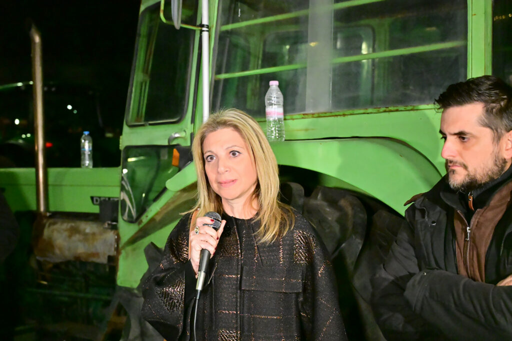 Οι αγρότες, τα UFO και ο Μητσοτάκης, τα μπλόκα και οι κρίσεις στην Αστυνομία, το διπλό αυτογκόλ της Καρυστιανού και ο Τσίπρας που την ξαναπέφτει στον Καραμανλή