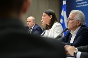 Η δύσκολη εξίσωση των μισθών: Τι αλλάζει με κλαδικές συμβάσεις, κατώτατο και τριετίες
