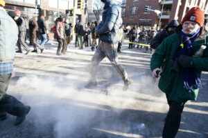 Οι διαδηλώσεις πιέζουν τον Τραμπ σε υποχώρηση στη Μινεσότα