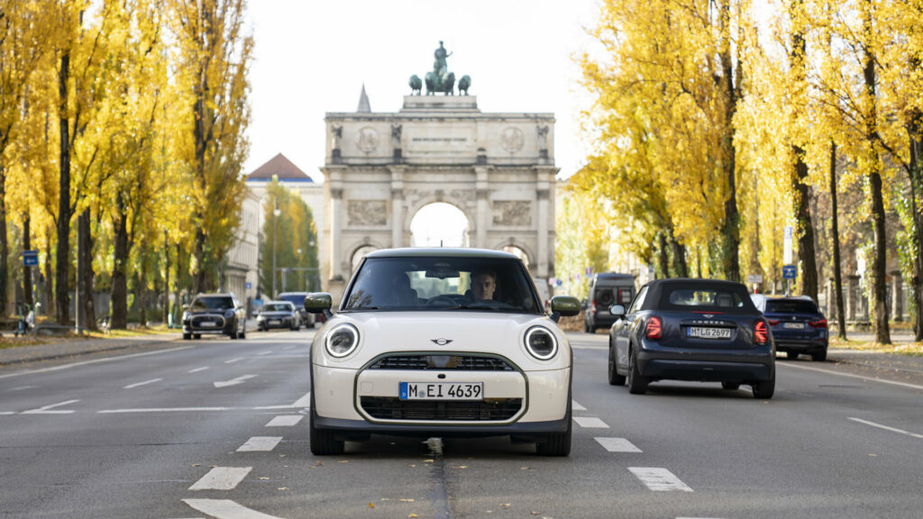 Νέα έκδοση Paul Smith για το MINI Cooper SE