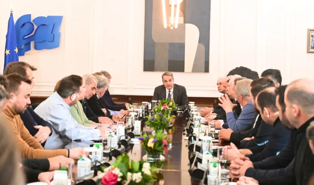 Ολοκληρώθηκε η συνάντηση Μητσοτάκη με τους αγρότες: Bελτιώσεις στα μέτρα με συνεχιζόμενα μπλόκα