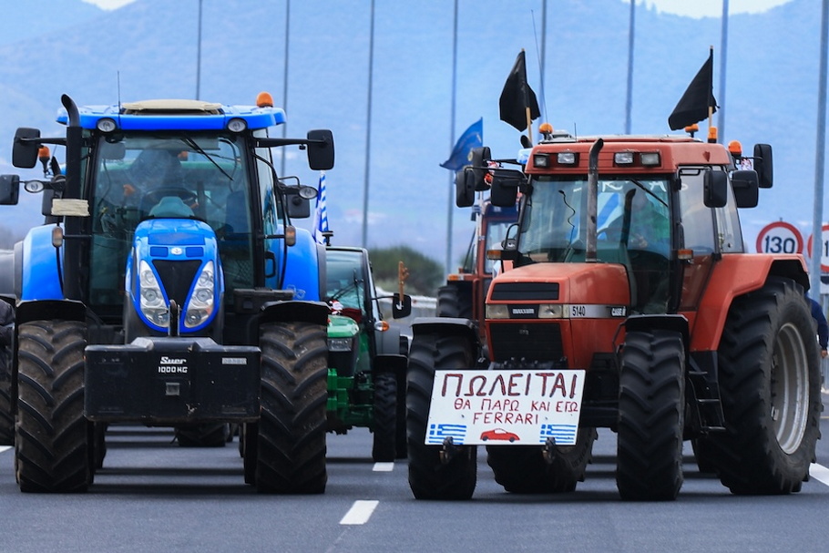 Μπλόκα αγροτών: Ποιοι δρόμοι είναι κλειστοί – Σκέψεις για απόβαση τρακτέρ στην Αθήνα