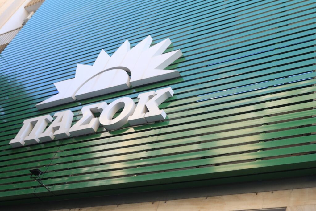 Το Μαξίμου που απαντά πλέον σε κάθε πρόκληση Καραμανλή και Σαμαρά, ο Τσίπρας που εξελίσσεται σε υπαρξιακή απειλή για το ΠΑΣΟΚ και οι υπόγειες διεργασίες για τον εξοστρακισμό Φιντάν στην κούρσα διαδοχής Ερντογάν