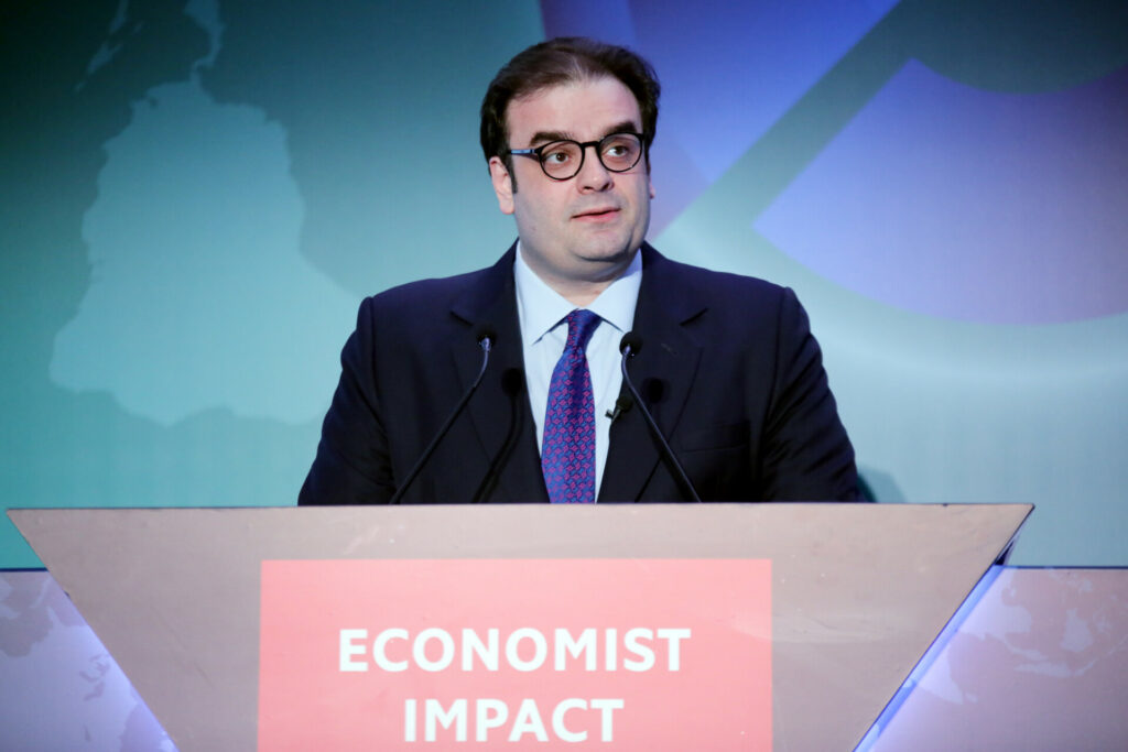 Πιερρακάκης στο συνέδριο του Economist: Η Ευρώπη να αφήσει πίσω τις ψευδαισθήσεις, τα τρία σημεία-κλειδιά για να επιβιώσει