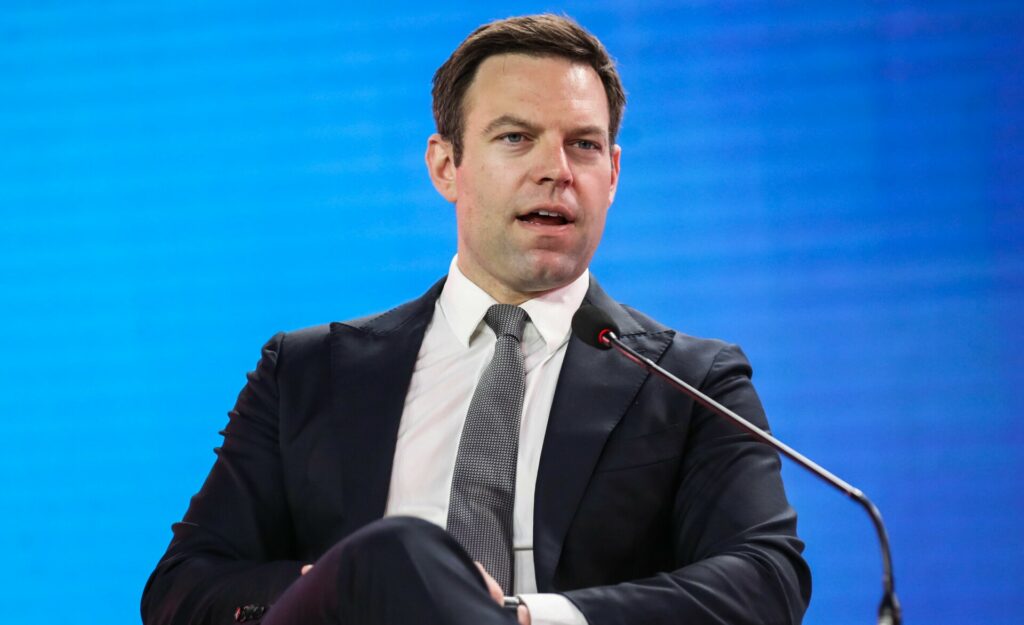 Τα ατελείωτα καρφιά των δελφίνων του ΠΑΣΟΚ, το deal Κασσελάκη με Καρυστιανού, το ηχηρό διαζύγιο στο επιχειρείν, ο ΣΚΑΪ και η τροπολογία της Όλγας