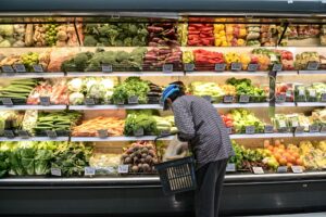 Πόλεμος στη Μέση Ανατολή: Πώς επηρεάζονται οι τιμές σε καύσιμα και τρόφιμα