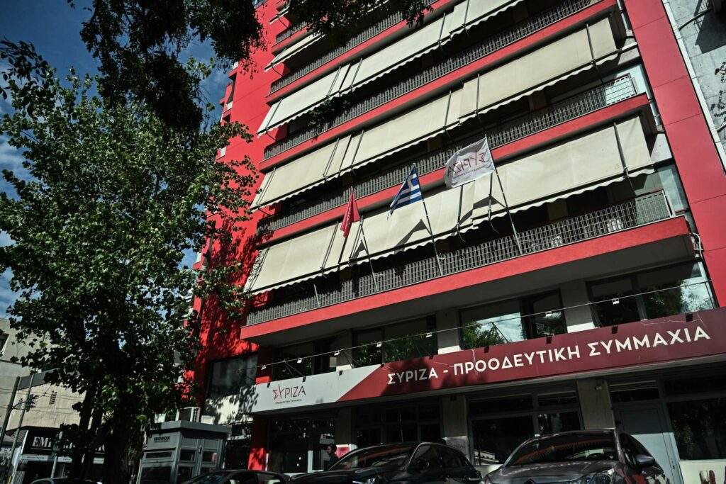 Πώς το κτίριο της Κουμουνδούρου μπλοκάρει τη διάσπαση ΣΥΡΙΖΑ, η φράση που άλλαξε ο Τσίπρας στην ομιλία του στο Παλλάς και το ΠΑΣΟΚ που “μετρά” τη βάση του πριν στήσει ψηφοδέλτια