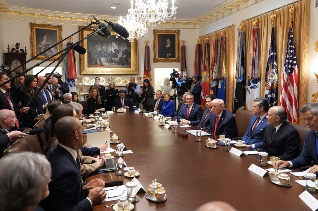 Τραμπ: Kλείνει τα μάτια στα υπουργικά συμβούλια όχι επειδή κοιμάται αλλά επειδή βαριέται