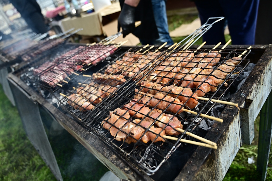 Τσικνοπέμπτη 2026: Οι τιμές σε παϊδάκια, μπριζόλες και σουβλάκια